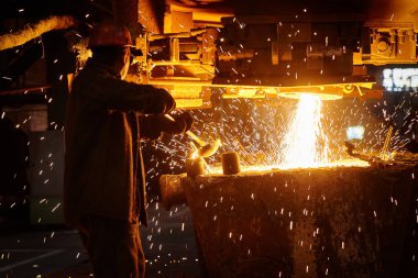 Ingot Cast 'te çelikçi. Elektrikli ark fırını EAF. Metalürji.