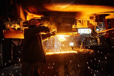 Ingot Cast 'te çelikçi. Elektrikli ark fırını EAF. Metalürji.