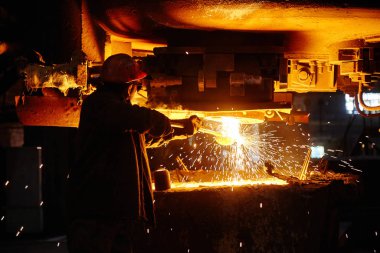 Ingot Cast 'te çelikçi. Elektrikli ark fırını EAF. Metalürji.