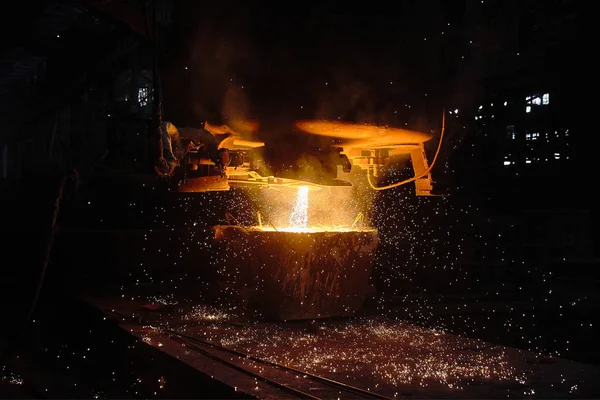 Una corriente de metal caliente se vierte en el cucharón. Tienda de hornos de arco eléctrico EAF. Metalurgia. —  Fotos de Stock