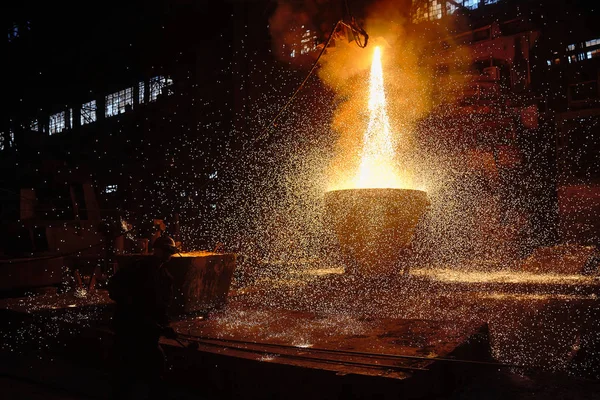 Stream Hot Metal Pours Ladle Electric Arc Furnace Shop Eaf — Stock Photo, Image