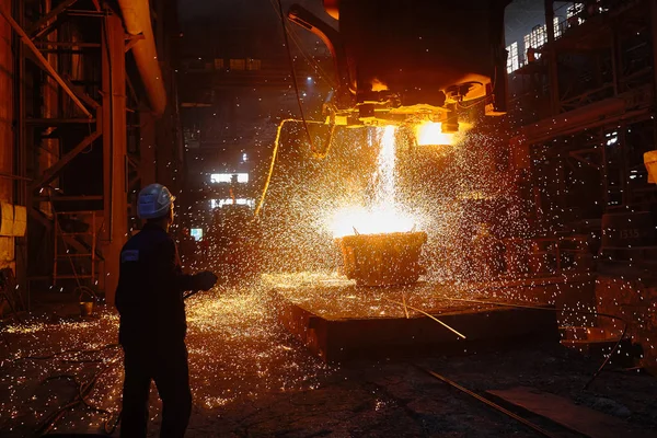 Ingot Cast 'te çelikçi. Elektrikli ark fırını EAF. Metalürji.