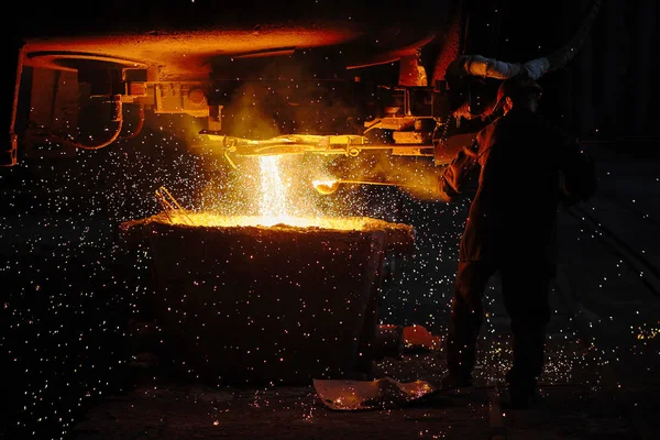 Ingot Cast 'te çelikçi. Elektrikli ark fırını EAF. Metalürji.