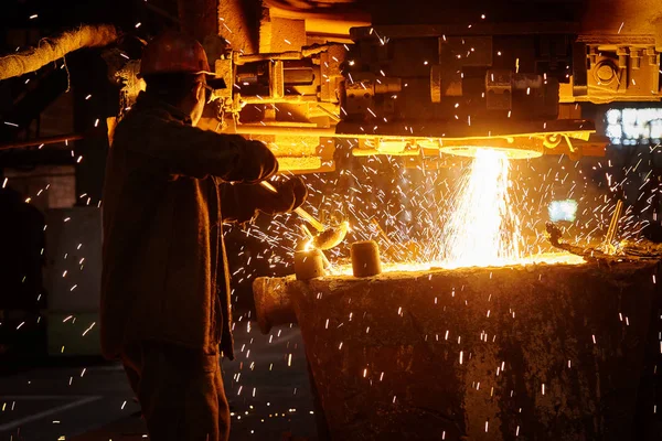 Steelmaker bij ingot casting. Elektrische boogoven winkel EAF. Metallurgie. — Stockfoto
