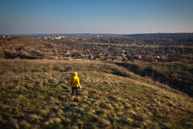 Çocuk tepeden aşağı koşuyor. Küçük Prens.