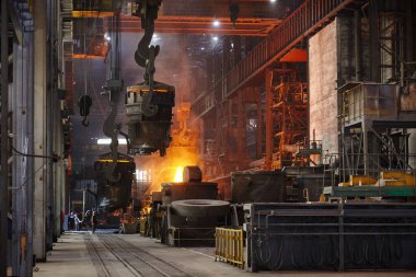 Ingot Cast 'te çelikçi. Elektrikli ark fırını EAF. Metalürji.