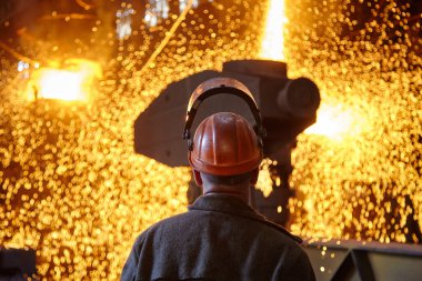 Ingot Cast 'te çelikçi. Elektrikli ark fırını EAF. Metalürji.
