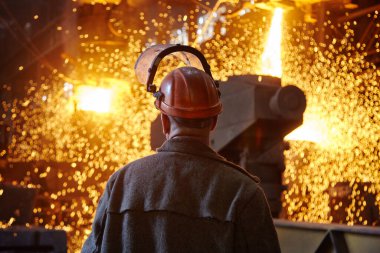 Ingot Cast 'te çelikçi. Elektrikli ark fırını EAF. Metalürji.