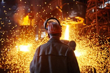 Ingot Cast 'te çelikçi. Elektrikli ark fırını EAF. Metalürji.