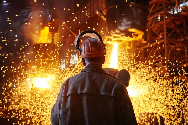 Ingot Cast 'te çelikçi. Elektrikli ark fırını EAF. Metalürji.
