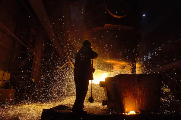 インゴット鋳造で鉄鋼メーカー 電気アーク炉店Eaf — ストック写真