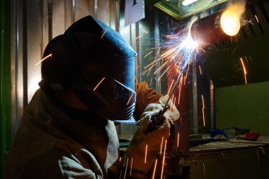 Elektrikli kaynakçı. Meslek olarak. Sanayi
