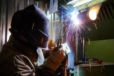 Elektrikli kaynakçı. Meslek olarak. Sanayi