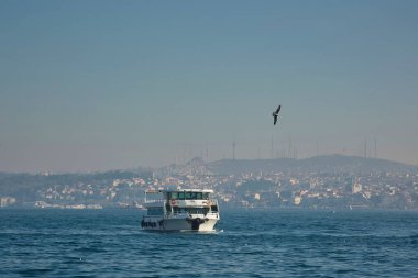Tekne Boğaz 'dan geçiyor. İstanbul.