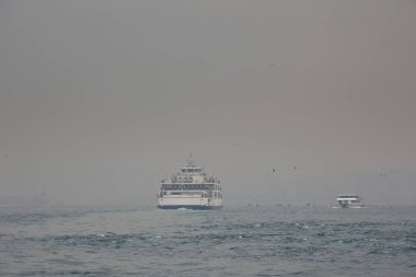 Tekne denize açılır. Sis, sis. Boğaz. Boğaz. İstanbul.