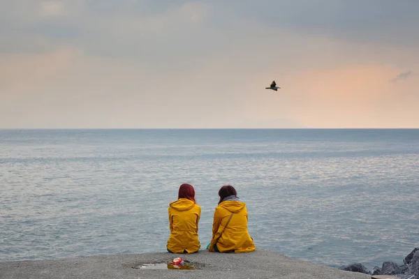 Duas Raparigas Casacos Amarelos Beira Mar Uma Gaivota Istambul — Fotografia de Stock