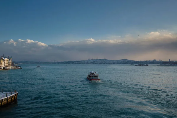 Vista Del Barco Navegando Través Del Bósforo Viajar Estambul Turquía — Foto de Stock