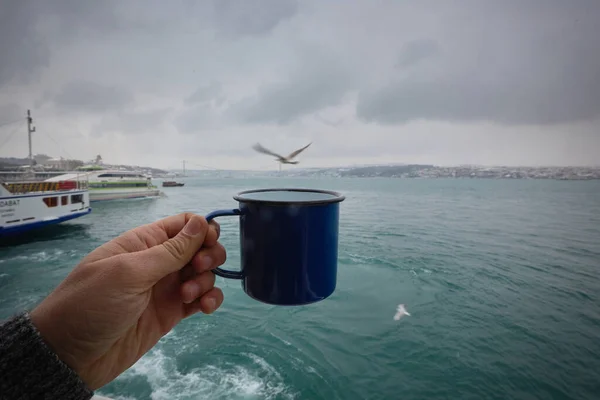 Taza Esmalte Azul Mano Contra Bósforo Estambul — Foto de Stock