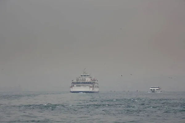 Barco Navega Hacia Mar Niebla Niebla Bósforo Estambul — Foto de Stock