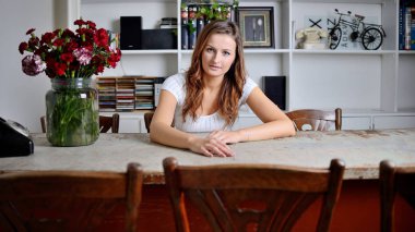 Genç bayan oturma odasında..