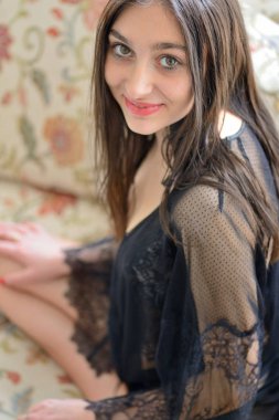 Genç bayan oturma odasında..