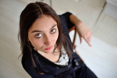 Yatak odasında genç bir kadın var..