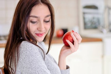 Mutfaktaki genç bayan..