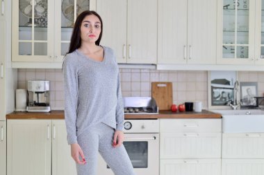 Mutfaktaki genç bayan..