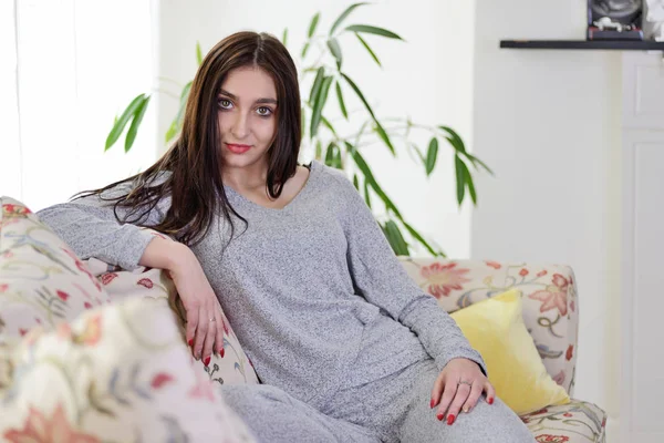 Genç bayan oturma odasında..