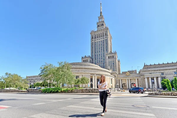 ワルシャワ ポーランドを歩く少女 — ストック写真
