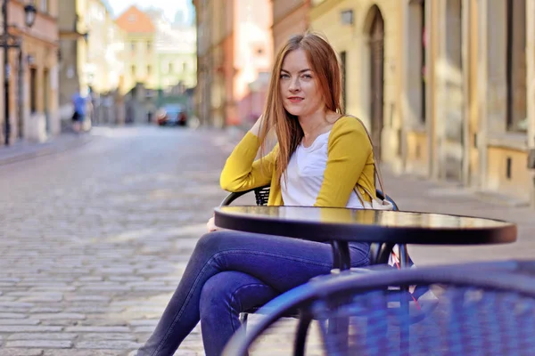 Una Chica Caminando Por Varsovia Polonia —  Fotos de Stock