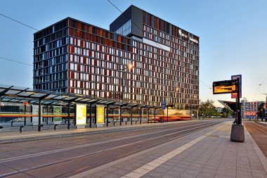 Lodz şehri, tren istasyonunun çevresi, şehrin manzarası. Şehir Kapısı - Lodz Şehri, Polonya.