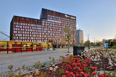 Lodz şehri, tren istasyonunun çevresi, şehrin manzarası. Şehir Kapısı - Lodz Şehri, Polonya.