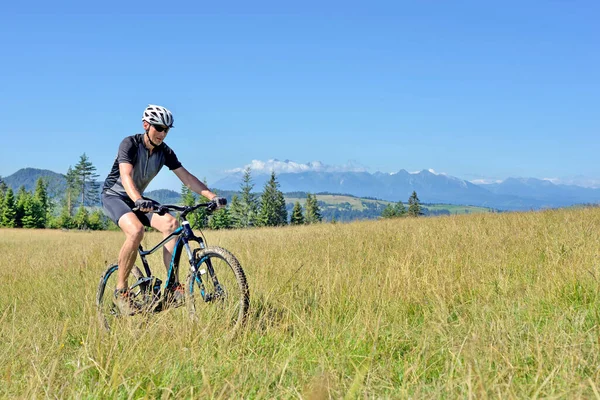 Ciclista Montaña Beskids Occidental Polonia —  Fotos de Stock