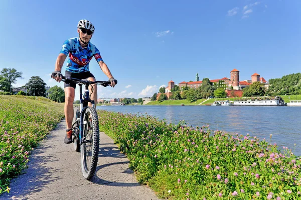 Dağ Bisikletli Bir Adam Cracow Polonya — Stok fotoğraf