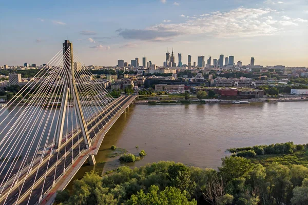 Varşova, Polonya - şehir manzarası.