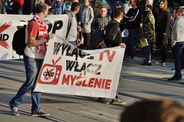 Lodz şehrinde Anti-Covid Yürüyüşü. Maskesiz yüzlerce insan özgürlük çığlığı attı. 10 Ekim 2020 Lodz, Polonya