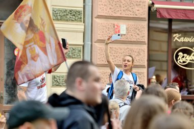Lodz şehrinde Anti-Covid Yürüyüşü. Maskesiz yüzlerce insan özgürlük çığlığı attı. 10 Ekim 2020 Lodz, Polonya