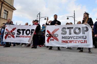 Lodz şehrinde Anti-Covid Yürüyüşü. Maskesiz yüzlerce insan özgürlük çığlığı attı. 10 Ekim 2020 Lodz, Polonya