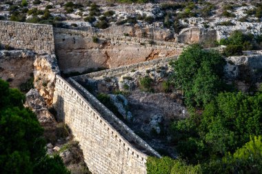 Victoria Hatları Malta 'da 12 kilometrelik bir savunma hattı oluşturuyor.