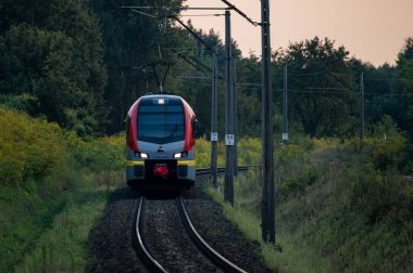 Demiryolu devrede. Yolcu treni. Polonya.