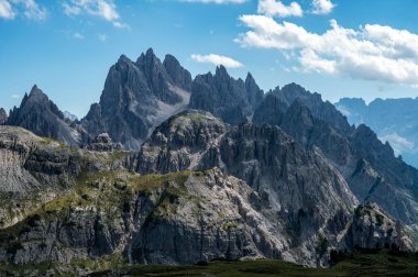 İtalya 'daki Dolomitler' deki Ciadin del deserto dağlarının zirveleri.