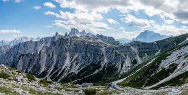 İtalya 'daki Dolomitler' deki Ciadin del deserto dağlarının zirveleri.