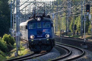 Demiryolu devrede. PKP Uluslararası Yolcu Treni. Polonya.
