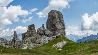 Cinque Torri, Cortina ve Ampezzo yakınlarındaki Dolomitlerde bir grup kaya..