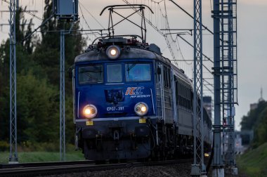 Demiryolu devrede. PKP Uluslararası Yolcu Treni. Polonya.