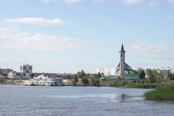 Naberezhnye Chelny şehir, cami Taub nehirden görünümü