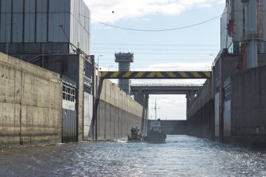Şehir Naberezhnye Chelny, Nizhnekamsk hidroelektrik santrali, geçit üzerinden geminin geçişi