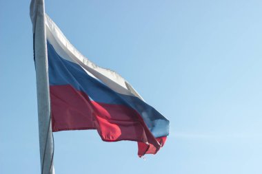 Gökyüzünün arka planında gelişen Rus bayrağı