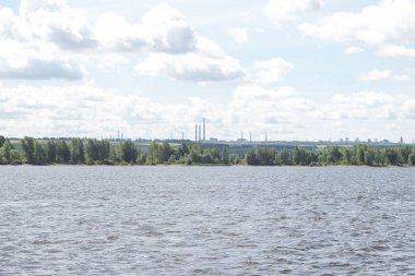 Nizhnekamsk, fabrikalar, borular, nehir Bankası Kama nehri görünümü